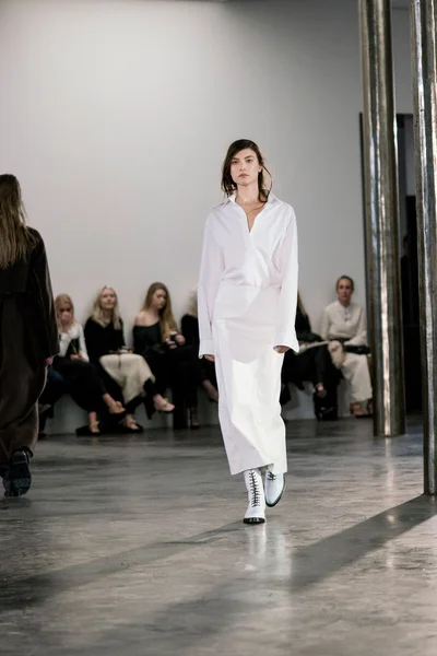 Look 15